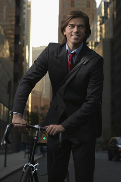 骑自行车的年轻商人