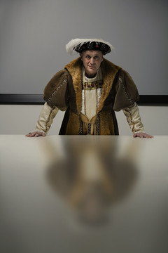 亨利八世国王站在会议室里