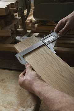 木工测量木片厚度