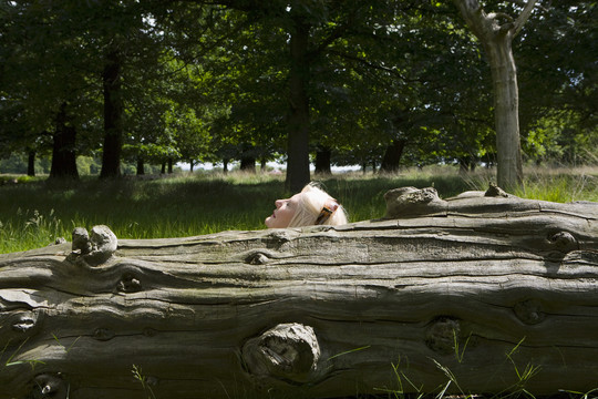 躺在树干旁的女人