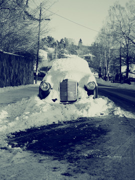埋在雪地里的老式汽车