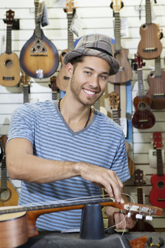 音乐商店老板的肖像限制吉他
