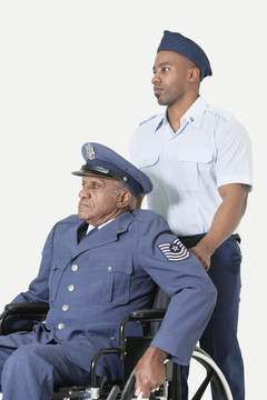 坐轮椅的军官