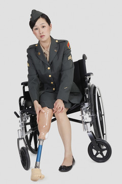 坐轮椅的美国女军官