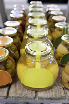 罐装橄榄油和澄清黄油