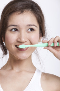 刷牙的年轻女子