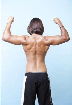 男性伸展肌肉的特写