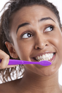 刷牙的年轻女性