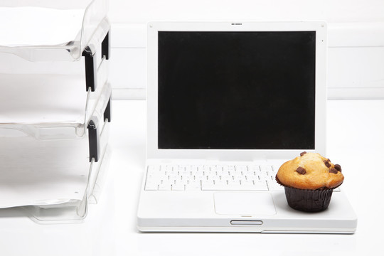 纸杯蛋糕和笔记本电脑
