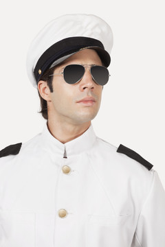 戴着眼镜的海军军官