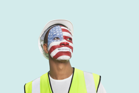 脸上画着美国国旗的建筑师