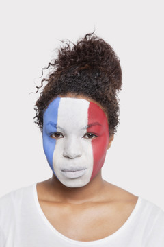 脸上画着法国旗帜的年轻妇女
