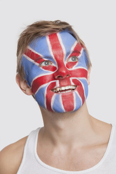 脸上画着英国国旗的青年