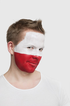 脸上画着波兰国旗的年轻人