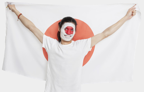 挂着日本国旗的年轻人