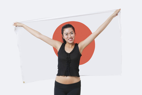 举着日本旗帜的年轻女子