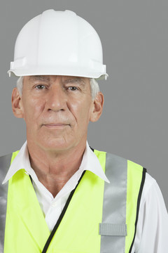 戴安全帽的建筑工人肖像