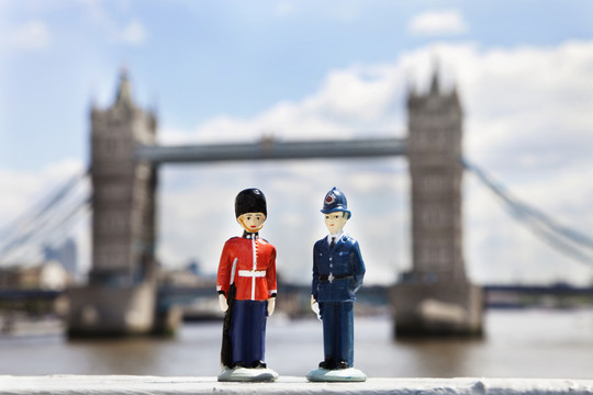 以伦敦桥为背景的雕像