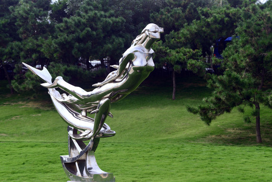 青岛雕塑园游泳母子和海豚雕塑