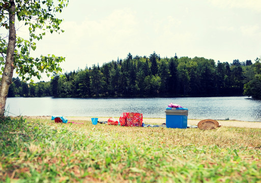 湖边野餐用具照片