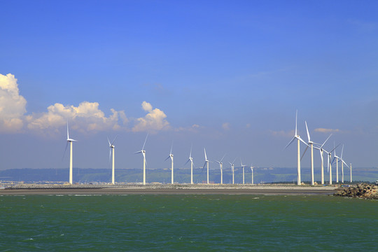 台湾海滩风力发电塔