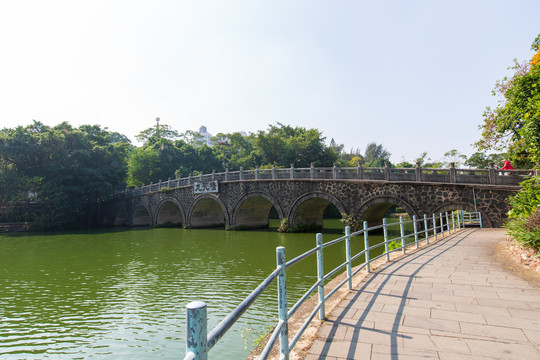 广东湛江寸金桥公园九孔桥