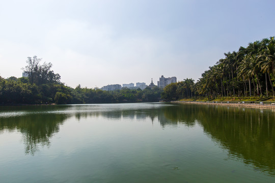 广东湛江寸金桥公园月影湖