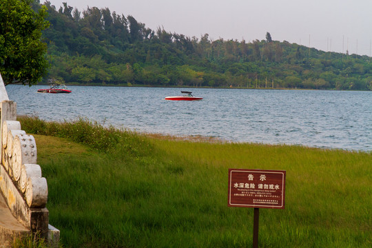 广东湛江湖光岩风景区快艇滑板