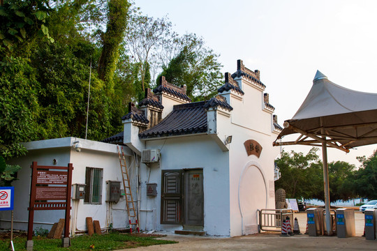 广东湛江湖光岩风景区西门