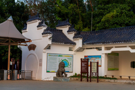 广东湛江湖光岩风景区西门