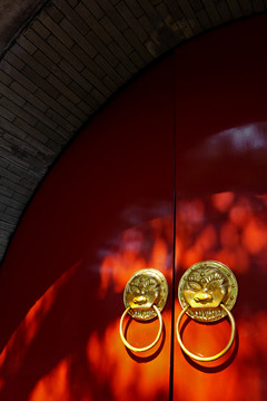 寺庙门上的狮子门环