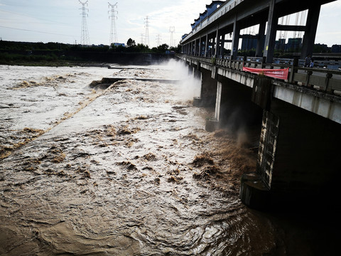 河流水闸