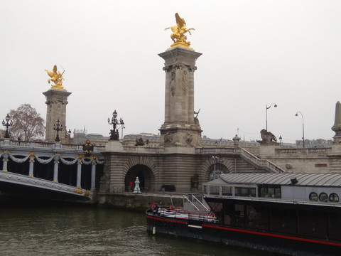 法国塞纳河桥岸建筑