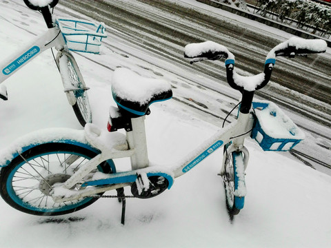 雪地里的共享单车