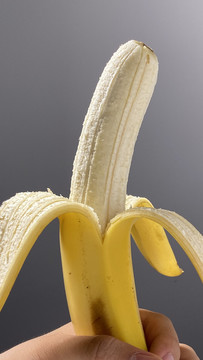 剥开的香蕉
