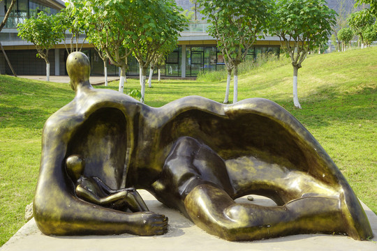 成都桂溪生态公园母亲的怀抱雕塑