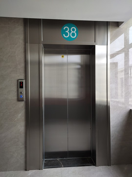 关着门的电梯