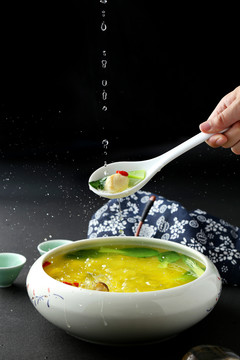 鲜虾芙蓉豆腐汤