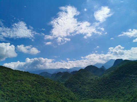 山峰蓝天白云