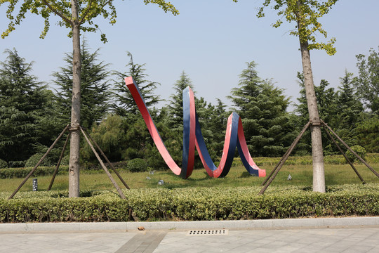 公园曲线雕塑