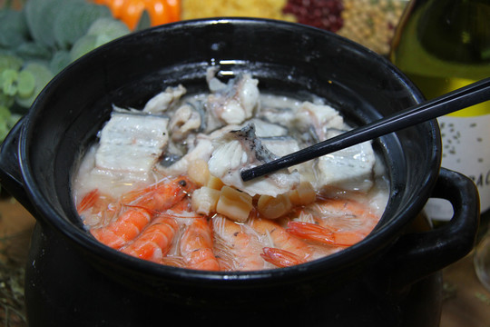 鳗鱼鲜虾干贝粥