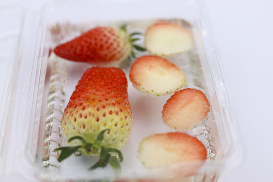 保鲜盒中的草莓