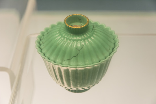景德镇窑绿釉菊瓣形盖碗