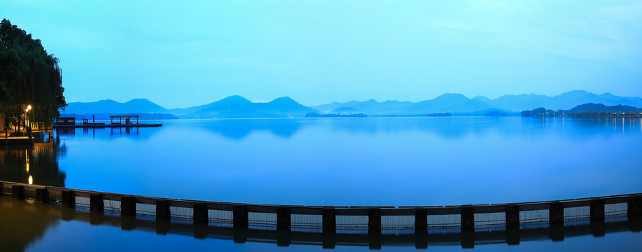 杭州西湖清晨全景