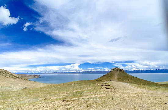 蓝天白云湖泊山坡