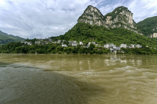 三峡江边人家