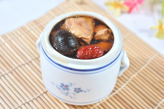 黑蒜炖老鸽汤