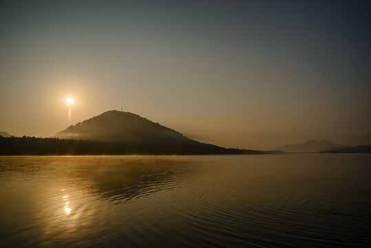 湖面晚霞