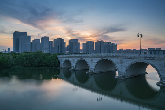 中国无锡太湖石拱桥和城市建筑