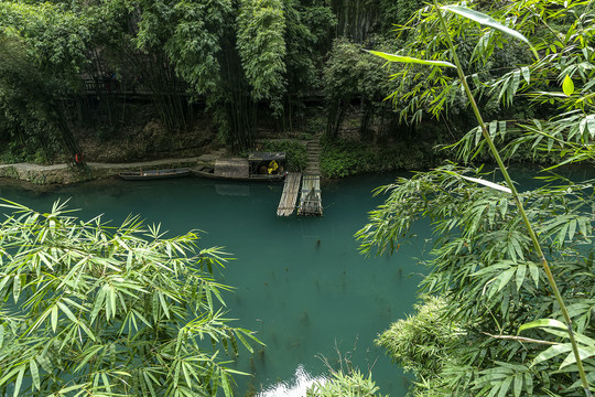 溪边竹林乌蓬船美景